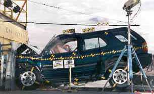 NCAP 1998 Isuzu Rodeo front crash test photo