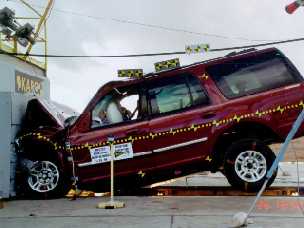 NCAP 1999 Ford Expedition front crash test photo
