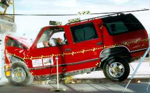 NCAP 1999 Chevrolet Tahoe front crash test photo