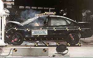 NCAP 1999 Ford Taurus front crash test photo