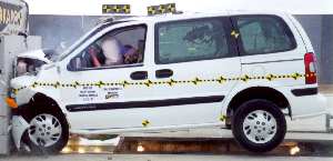 NCAP 2001 Chevrolet Venture front crash test photo