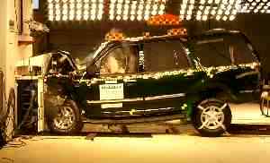 NCAP 2001 Ford Expedition front crash test photo