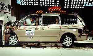 NCAP 2002 Honda Odyssey front crash test photo
