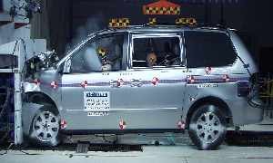 NCAP 2004 Honda Odyssey front crash test photo