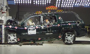 NCAP 2004 GMC Envoy front crash test photo