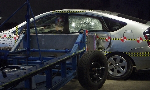 NCAP 2004 Toyota Prius side crash test photo