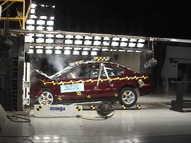 NCAP 2004 Ford Taurus front crash test photo