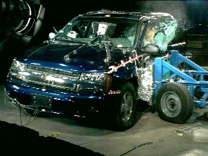 NCAP 2004 Chevrolet Trailblazer side crash test photo