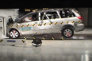 NCAP 2004 Toyota Sienna front crash test photo