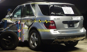 2010 Mercedes-Benz ML-Class NHTSA side crash test