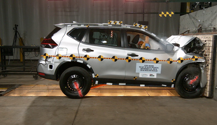 NCAP 2018 Nissan Rogue front crash test photo