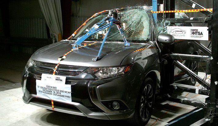 2018 Mitsubishi Outlander PHEV Side Pole Crash Test