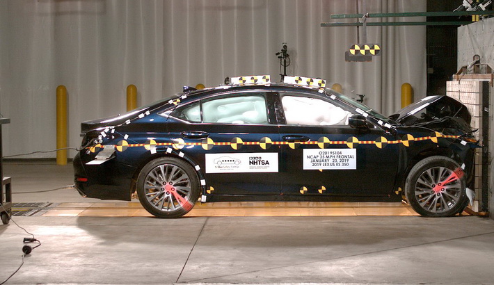 2020 Lexus ES 350 Front Crash Test