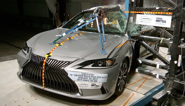 2020 Lexus ES 350 Side Pole Crash Test