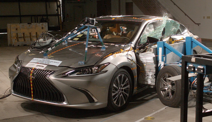 2020 Lexus ES 350 Side Crash Test