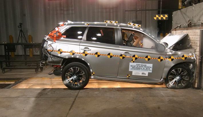 NCAP 2021 Mitsubishi Outlander front crash test photo