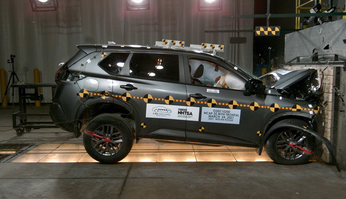 NCAP 2021 Nissan Rogue front crash test photo