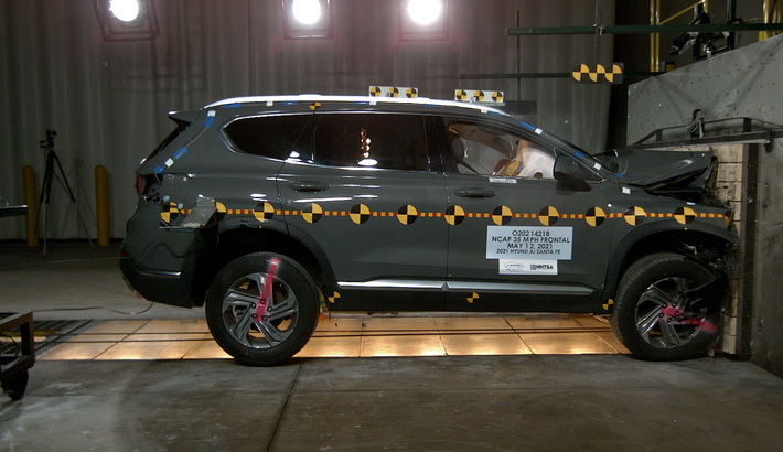 NCAP 2021 Hyundai Santa Fe front crash test photo