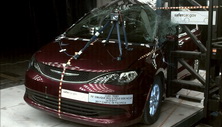 2022 Chrysler Pacifica Minivan Side Pole Crash Test