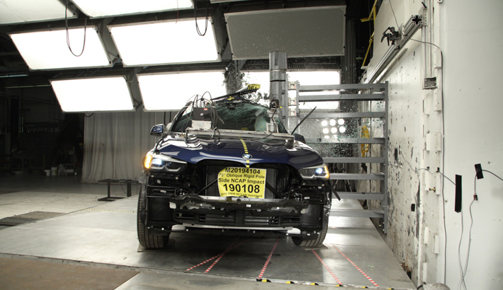 2022 BMW X5 Side Pole Crash Test