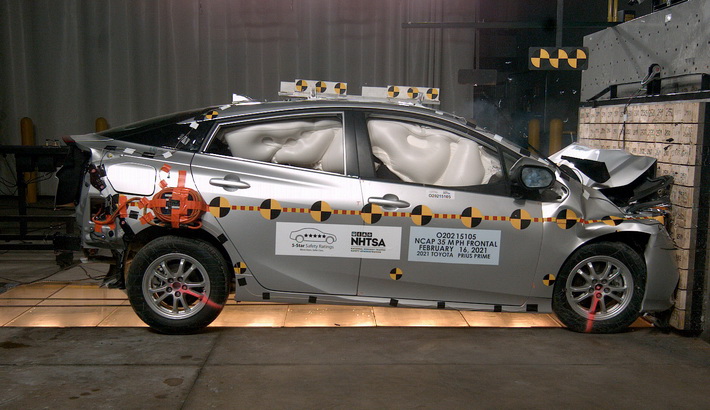 NCAP 2022 Toyota Prius front crash test photo