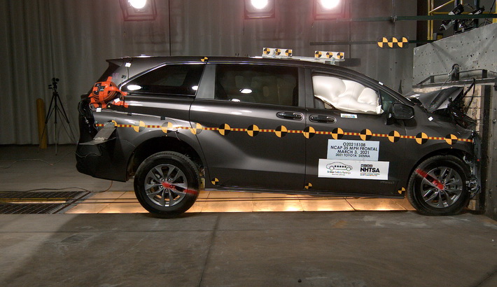 2022 Toyota Sienna Minivan Front Crash Test