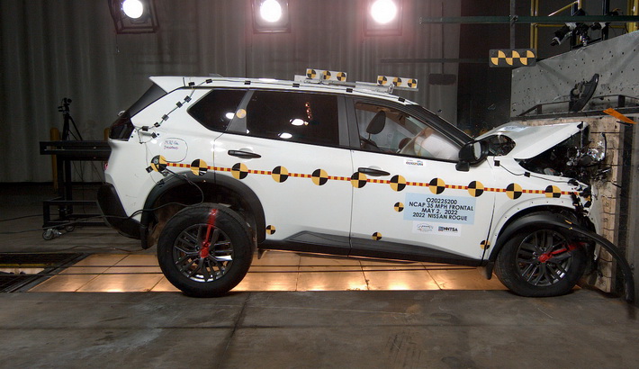 NCAP 2022 Nissan Rogue front crash test photo