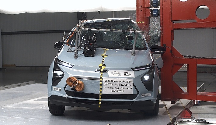 2022 Chevrolet Bolt EV Hatchback Side Pole Crash Test