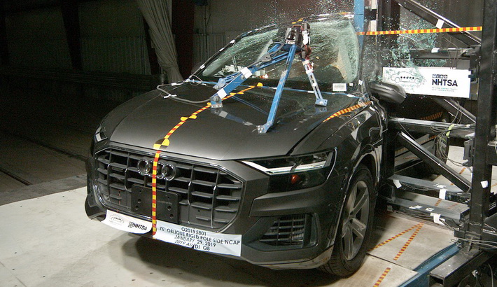 2023 Audi Q8 Side Pole Crash Test