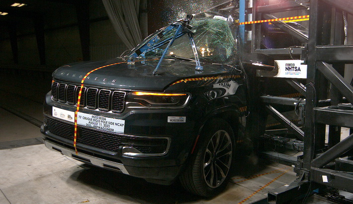 2023 Jeep Wagoneer SUV RWD Side Pole