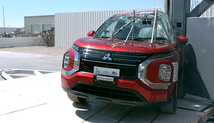 NCAP 2024 Mitsubishi Outlander side pole crash test photo