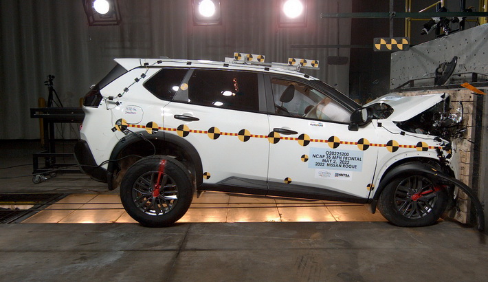 NCAP 2025 Nissan Rogue front crash test photo