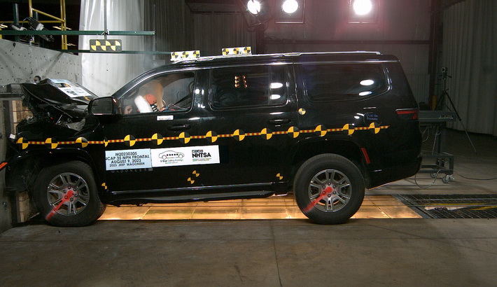 2025 Jeep Wagoneer SUV RWD Front Crash