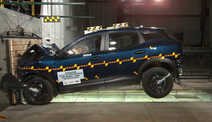 NCAP 2025 Nissan Kicks front crash test photo