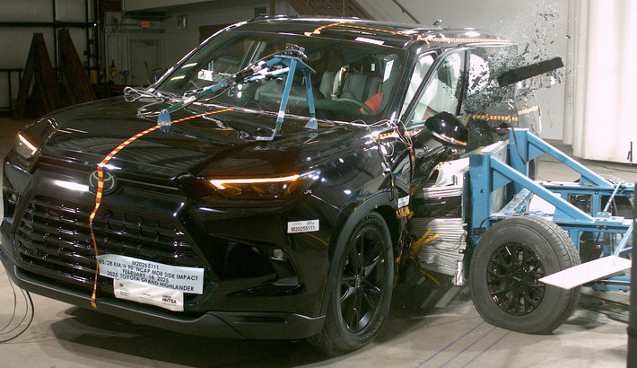 NCAP 2025 Toyota Grand Highlander Hybrid side crash test photo