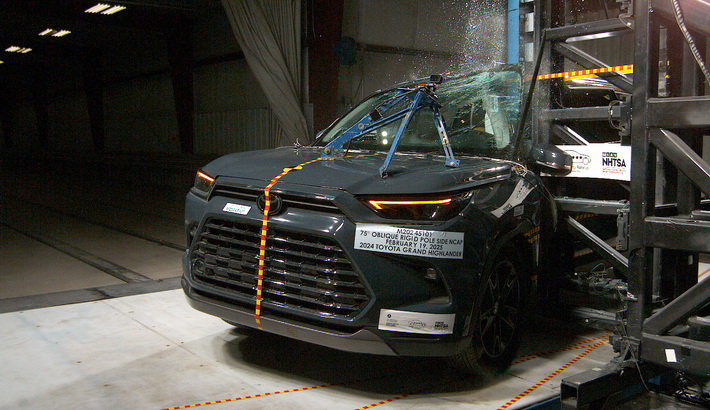 NCAP 2025 Toyota Grand Highlander Hybrid side pole crash test photo