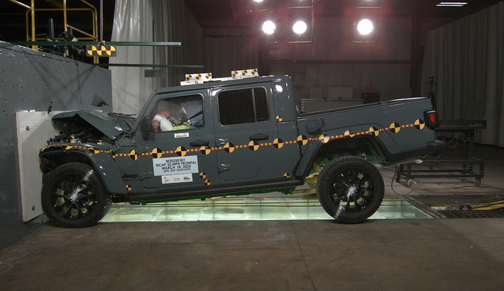 NCAP 2025 Jeep Gladiator front crash test photo
