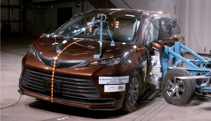 2026 Toyota Sienna NHTSA side crash test